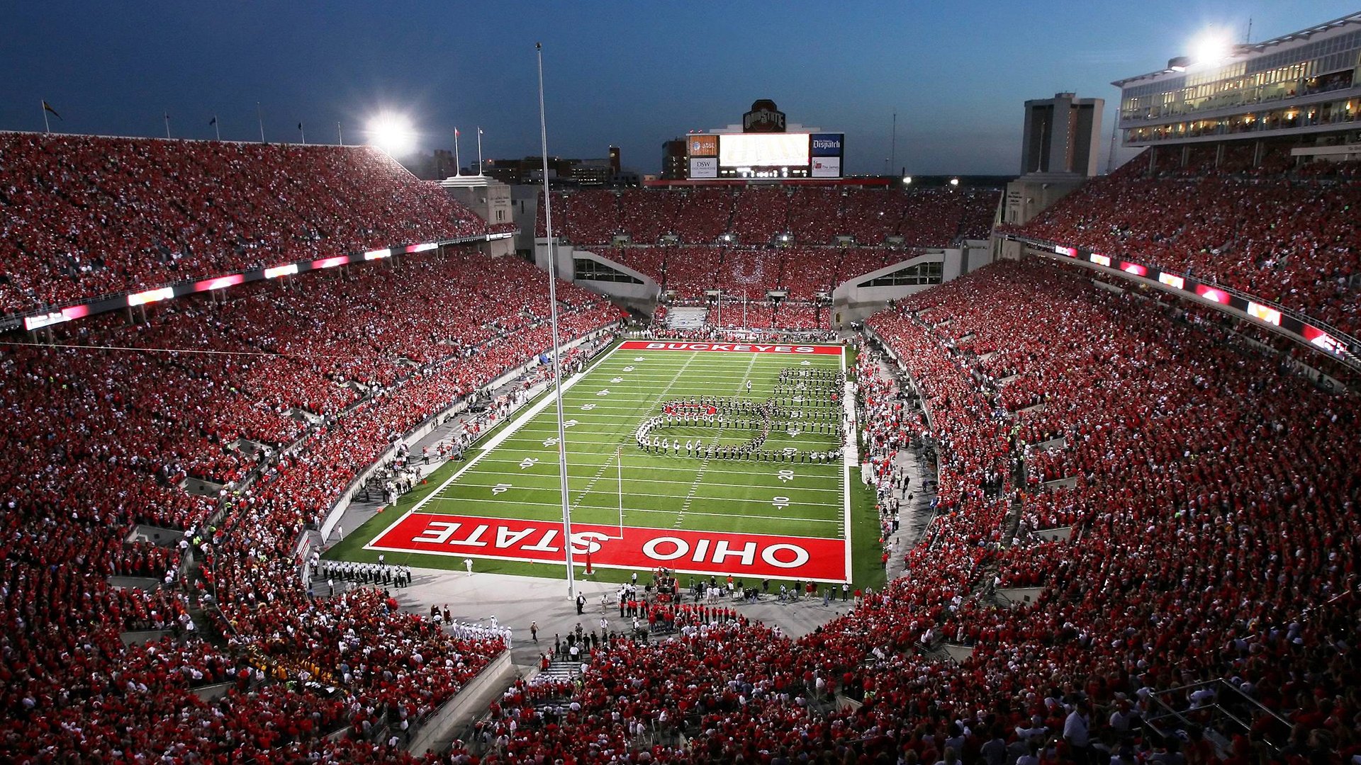 “天生的竞速者”——顶尖豪车的极限性能展示，豪华竞速技巧